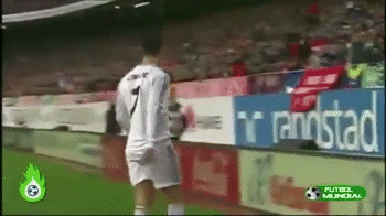 Podanie do Ronaldo.