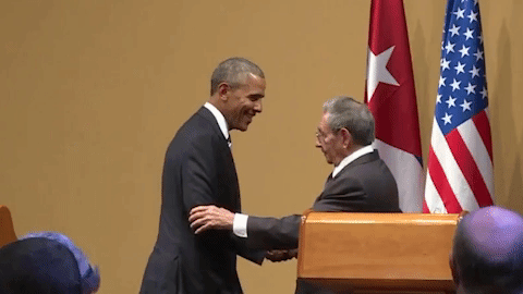 Raul Castro nie pozwala sie poklepac po plecach.